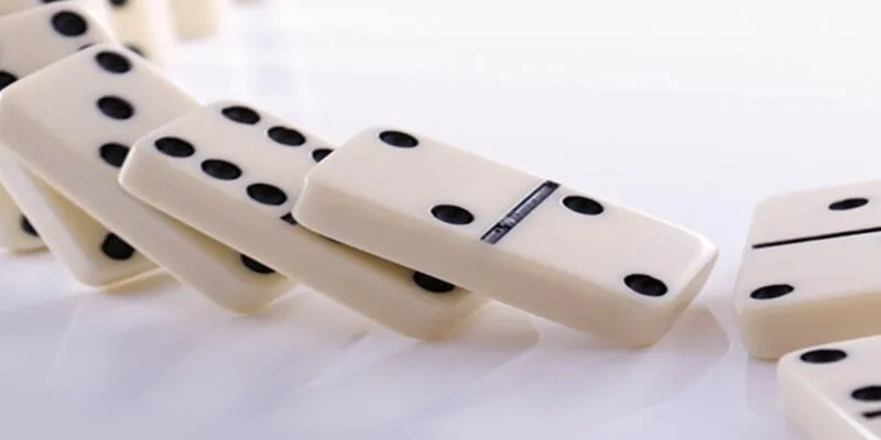 Domino l&agrave; sản phẩm c&aacute; cược với c&aacute;c qu&acirc;n b&agrave;i h&igrave;nh chữ nhật bằng gỗ